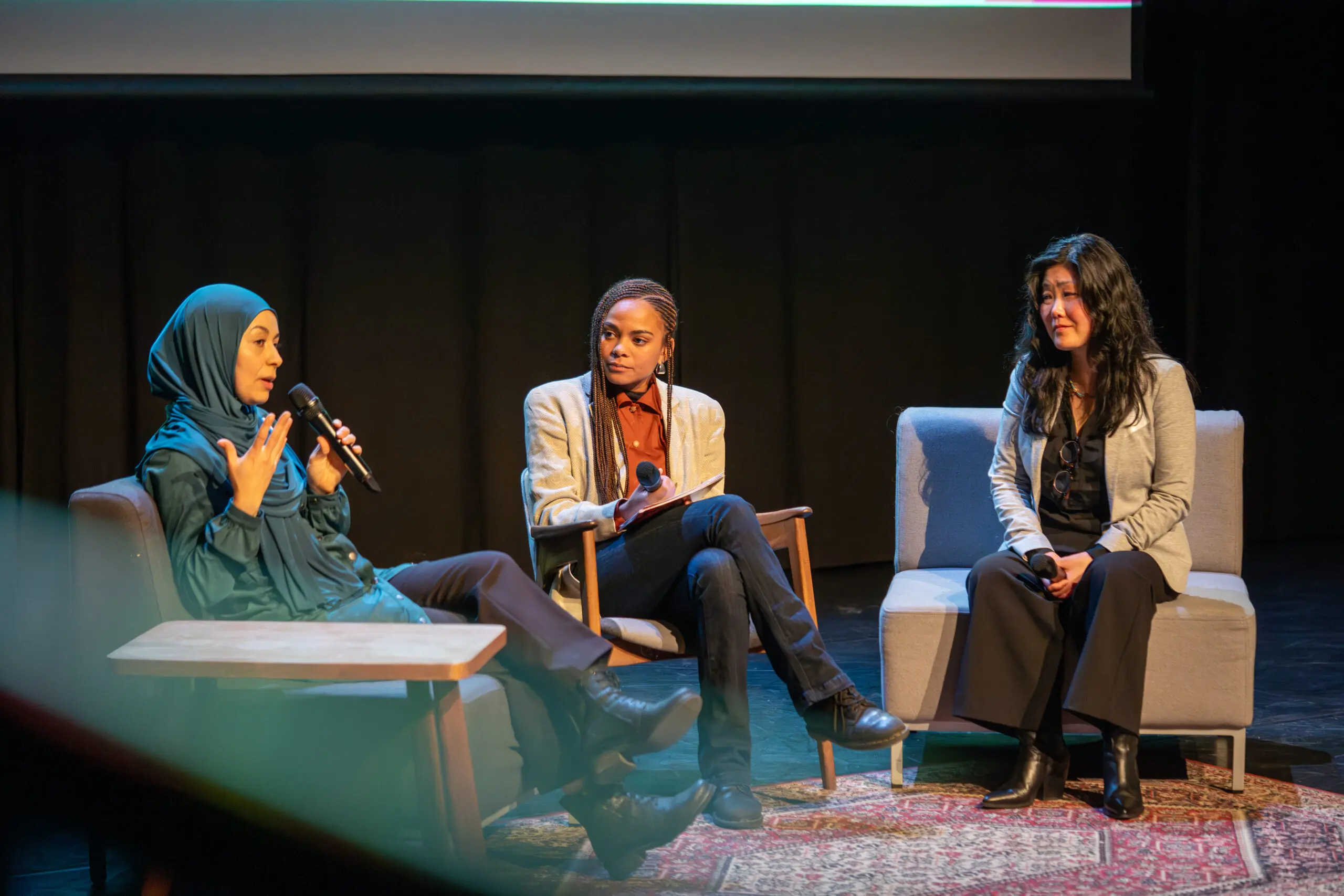 Plenair gesprek met Fatima Essabani en Bettina Brunt